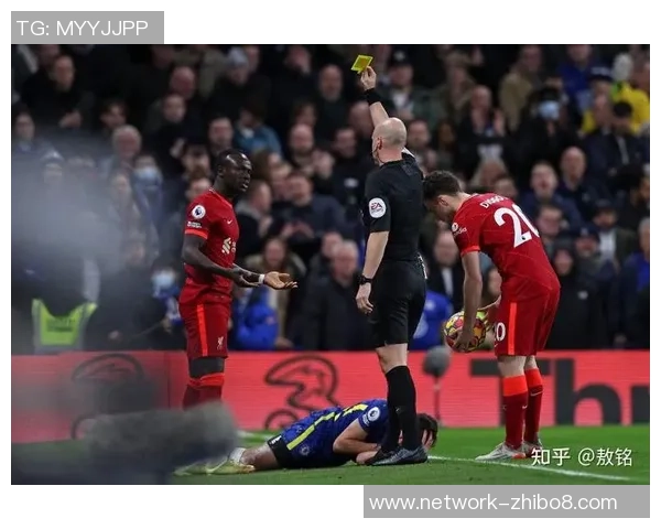 巴萨与米兰激战中争议判罚引发球迷热议与媒体关注